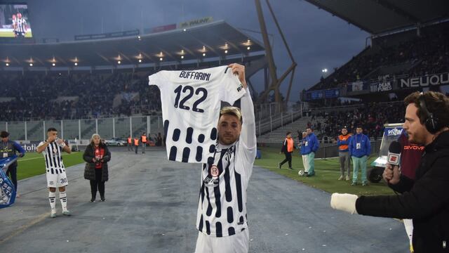 La despedida de Julio Buffarini de Talleres. Sus compañeros e hinchas homenajearon al lateral volante, que rescindió contrato.