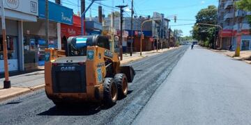 Ejecutan obras sobre varias calles de Puerto Iguazú.