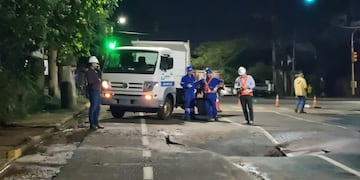 Explosión y derrame cloacal generaron daños y tensión en una zona de Posadas.
