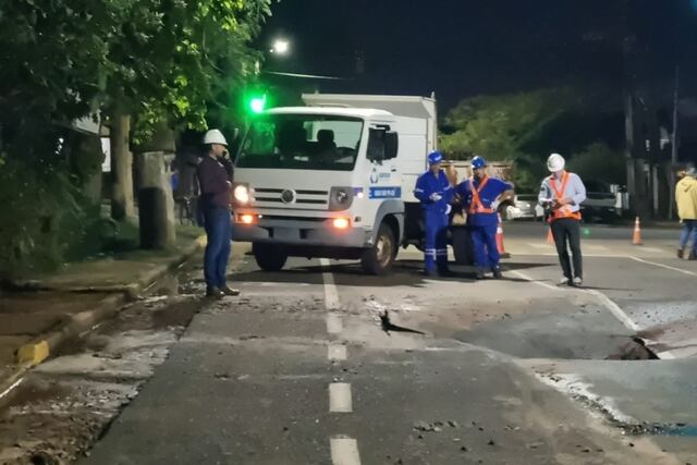 Explosión y derrame cloacal generaron daños y tensión en una zona de Posadas.
