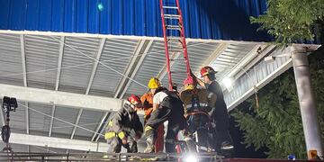 Bomberos de Arroyito rescataron a un menor del techo del polideportivo