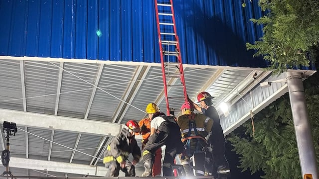 Bomberos de Arroyito rescataron a un menor del techo del polideportivo