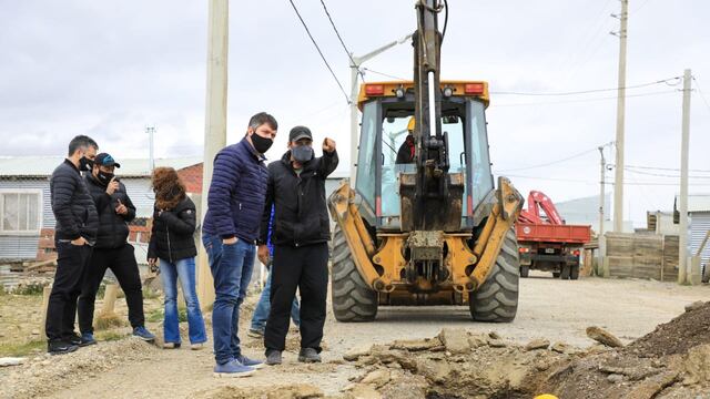 El Intendente Martín Pérez recorrió los trabajos de redes de agua que se están llevando a cabo en el barrio Provincias Unidas.