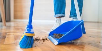 Rociar la escoba con vinagre y agua es un truco sencillo que mejora la higiene y facilita la limpieza diaria del hogar