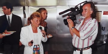 Clidy Suárez varias décadas atrás en plena labor periodística (Archivo).