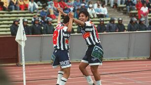 Festejo de Talleres en la "Final del siglo" contra Belgrano. Con dos "compadres" en lo futbolístico, la Chanchita Daniel Albornos y Diego Garay (La Voz archivo)