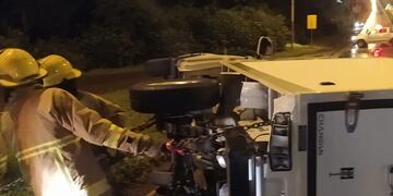 Siniestro vial en Puerto Iguazú: un remis y un camión colisionaron.