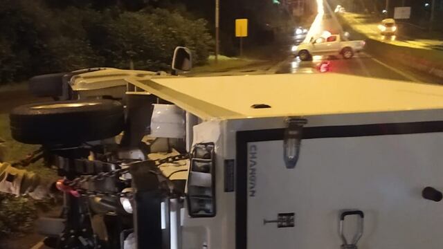 Siniestro vial en Puerto Iguazú: un remis y un camión colisionaron.