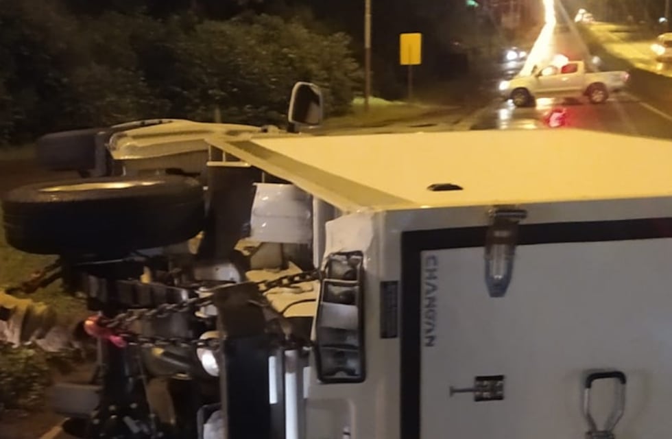 Siniestro vial en Puerto Iguazú: un remis y un camión colisionaron