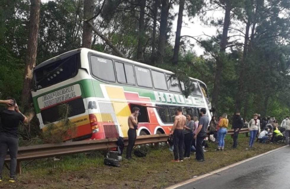 Cuatro pasajeros del accidente de ómnibus en Gobernador Roca se hallan con pronóstico reservado