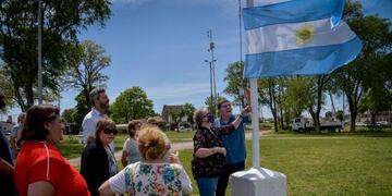 Se arreglaron juegos y se podaron árboles para despejar luminarias. También se reparó el mástil central y se izó la bandera argentina.