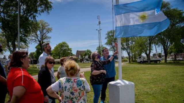 Se arreglaron juegos y se podaron árboles para despejar luminarias. También se reparó el mástil central y se izó la bandera argentina.