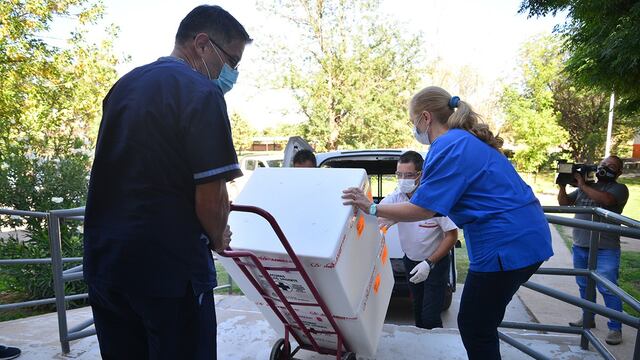Funcionarios del ministerio de Salud reciben las cajas conservadoras con las 4.500 dosis de la vacuna Sinopharm recibidas hoy. Gentileza Gobierno de San Luis
