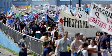 Trabajadores de la salud marchan en el centro de la ciudad de Córdoba.