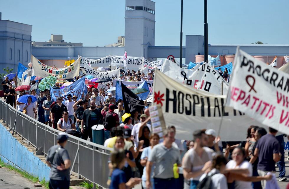Profesionales de la salud y piqueteros marchan en Córdoba: cortes totales y parciales en el tránsito