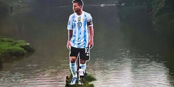 La gigantografía de Lionel Messi en un río de la India.