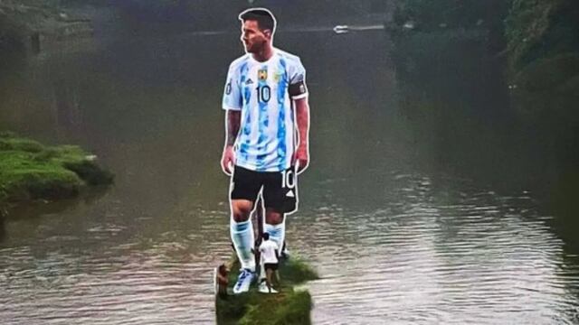 La gigantografía de Lionel Messi en un río de la India.