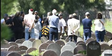 El ataúd del conductor y periodista de 51 años quedó cubierto con la bandera de Central en la ceremonia final.