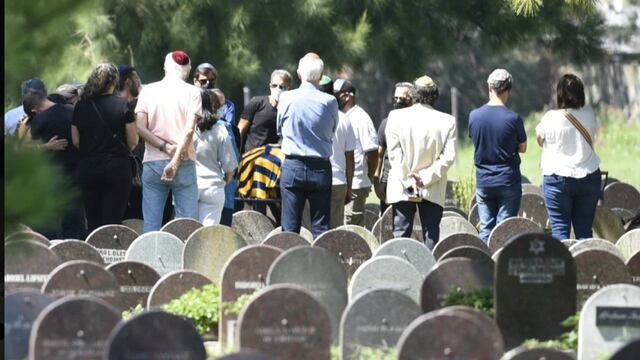 El ataúd del conductor y periodista de 51 años quedó cubierto con la bandera de Central en la ceremonia final.