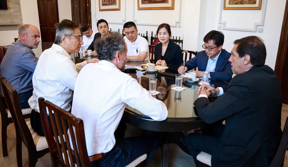 El gobernador Carlos Sadir en reunión con el presidente de Tsingshan South América, Jing Li, y el gerente Santiago Bustelo -ambos a su izquierda-. La empresa de origen chino confirmó para febrero la apertura de su fábrica de insumos para minería construida en Jujuy.