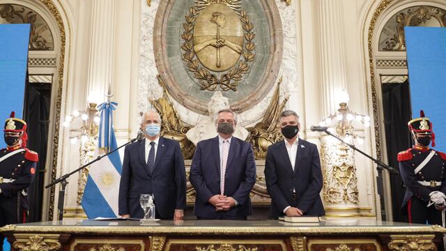 Juan Zabaleta y Jorge Taiana Juran como ministros junto a Alberto Fernandez. (Foto: Pesidencia)