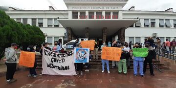 Manifestación de enfermeros, técnicos, camilleros y personal de limpieza en la puerta del Hospital San Bernardo