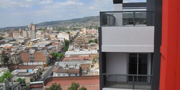 Una contrastante vista de San Salvador de Jujuy, la ciudad cuya mutación retrata el libro "Casas que se están yendo".