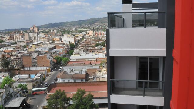Una contrastante vista de San Salvador de Jujuy, la ciudad cuya mutación retrata el libro "Casas que se están yendo".