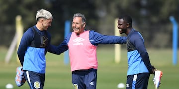 El director técnico prepara una formación que incluye a Tobías Cervera (izquierda).