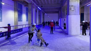 Cómo es la pista de hielo que se puede disfrutar en Córdoba. (Foto: Prensa)