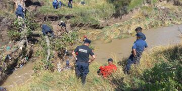 continúa la búsqueda de un menor que cayó en el arroyo
