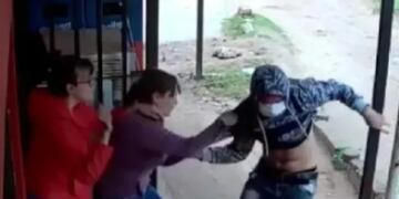 Madre e hija se enfrentaron a dos ladrones que quisieron robar en su kiosco.