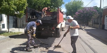 "Esta semana se trabaja intensamente en gran parte del asfalto del casco céntrico y macrocentro de la ciudad, Ciudad Atlántida, Barrio Parque San Martín y Barrio Gottling", indicaron desde el Municipio sobre los trabajos de bacheo.