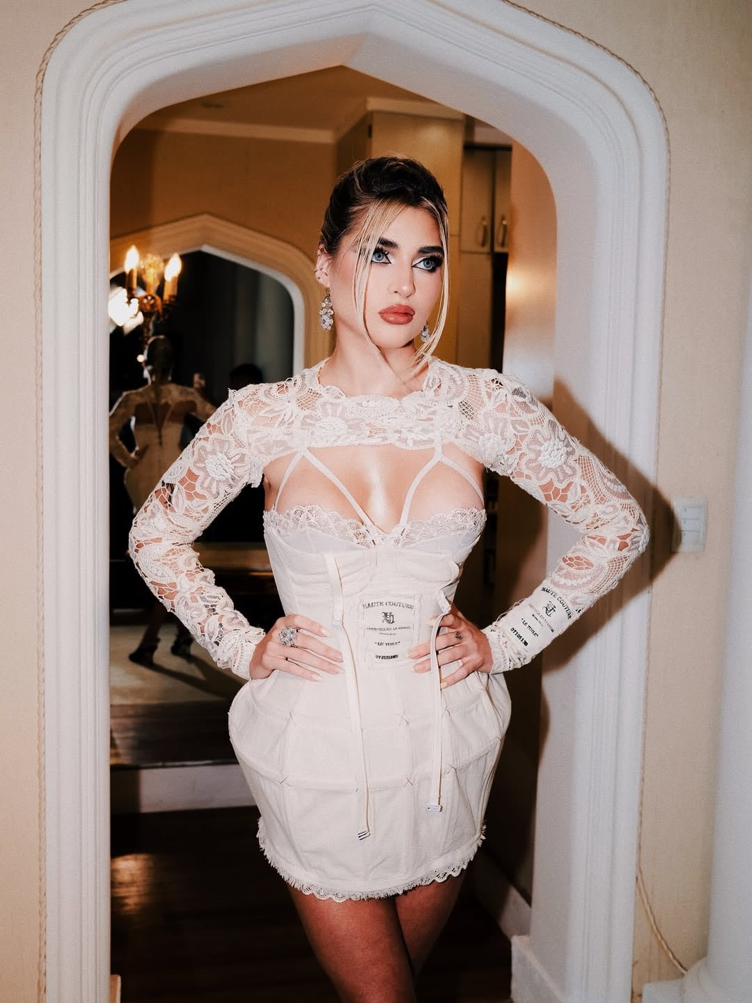 Encaje y transparente: Marta Fort marcó tendencia con un vestido total white e iluminó la noche