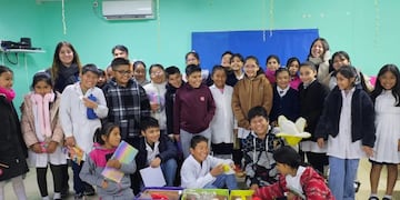 El equipo de GIRSU Jujuy en su visita a la escuela primaria n.º 323 "Maestros Argentinos" en la ciudad de Puesto Viejo.