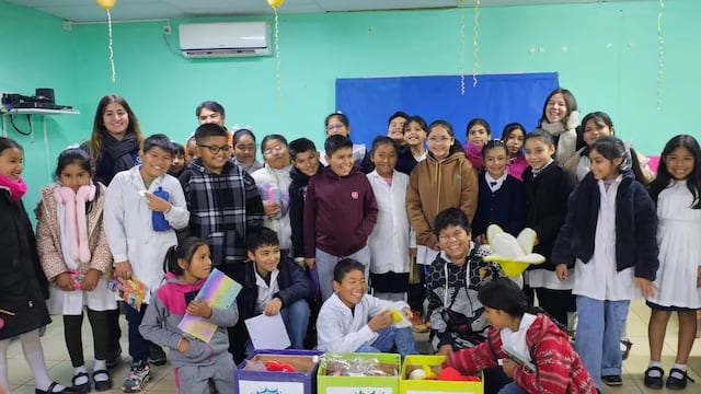 El equipo de GIRSU Jujuy en su visita a la escuela primaria n.º 323 "Maestros Argentinos" en la ciudad de Puesto Viejo.