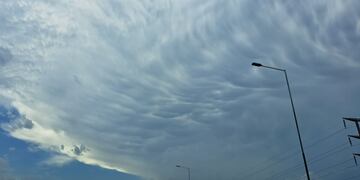 Las nubes llegan con fuerza y ya llueve en algunos sectores de Córdoba.
