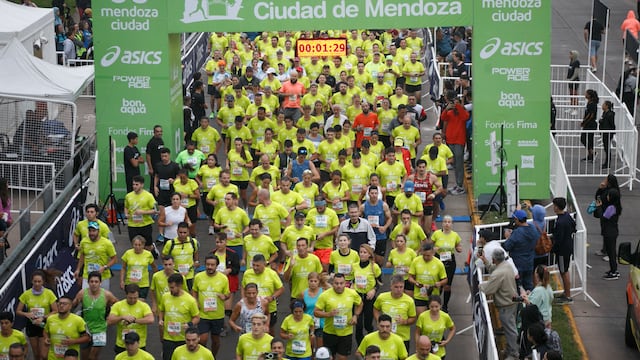 Más de 2 mil atletas participaron de la Media Maratón de al Ciudad de Mendoza.