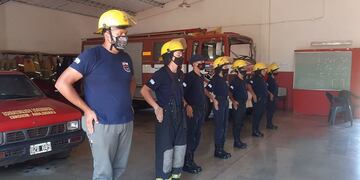 Bomberos Voluntarios de Candelaria necesitan equipamientos para seguir peleando contra los incendios .