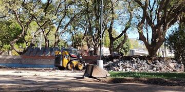 Están demoliendo las viejas estrtucturas de la plaza.