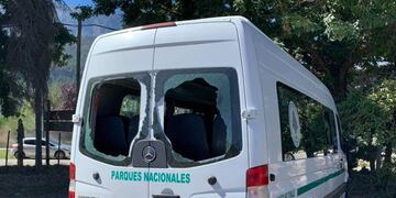 Así quedó la camioneta en la que viajaba Alberto Fernández. (Foto: web)