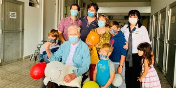 Eugenio Bernhardt recibió el alta en medio de mucha emoción