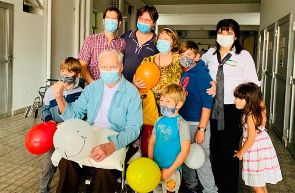 Profunda emoción por el médico jubilado que tras 85 días en terapia intensiva, superó el coronavirus