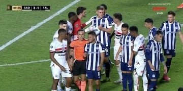 La situación de Navarro en el partido de Talleres en Brasil. (Captura).