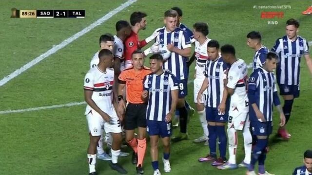 La situación de Navarro en el partido de Talleres en Brasil. (Captura).