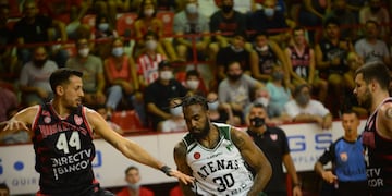 Deion McClenton, debutante en Atenas, ante la marca de Cuello (Foto: Javier Ferreyra).