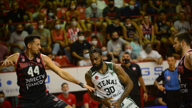 Deion McClenton, debutante en Atenas, ante la marca de Cuello (Foto: Javier Ferreyra).