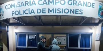 Detienen a un hombre por conducir ebrio tras atropellar un cartel en Campo Grande.