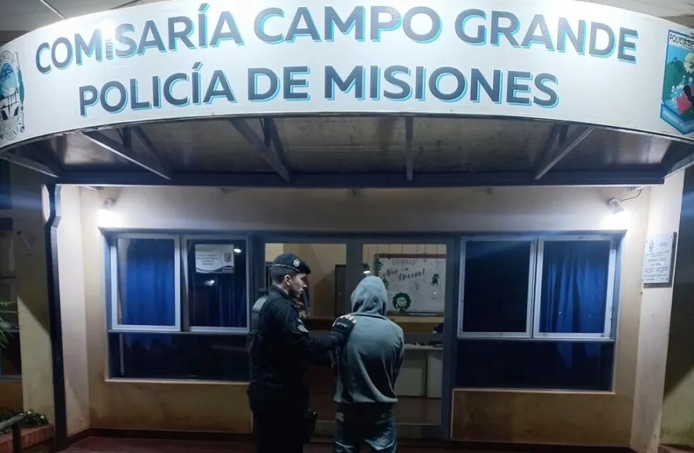 Detienen a un hombre por conducir ebrio tras atropellar un cartel en Campo Grande
