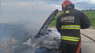 Bomberos contuvieron las llamas del vehículo en el centro de Córdoba. (Ilustrativa)